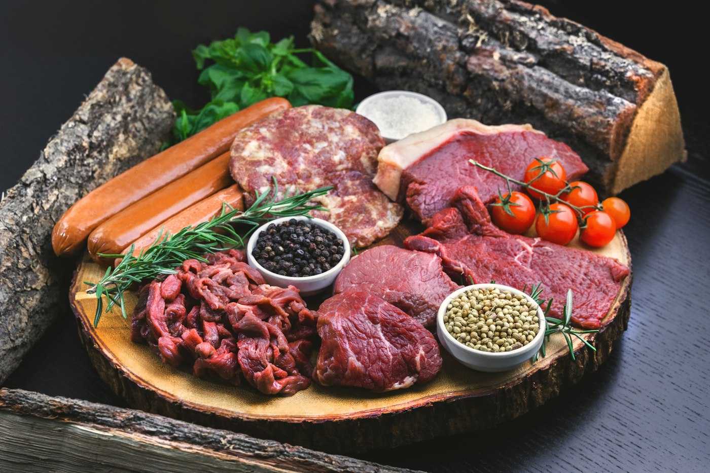 Tabla con salchichas, embutidos y cortes de carne